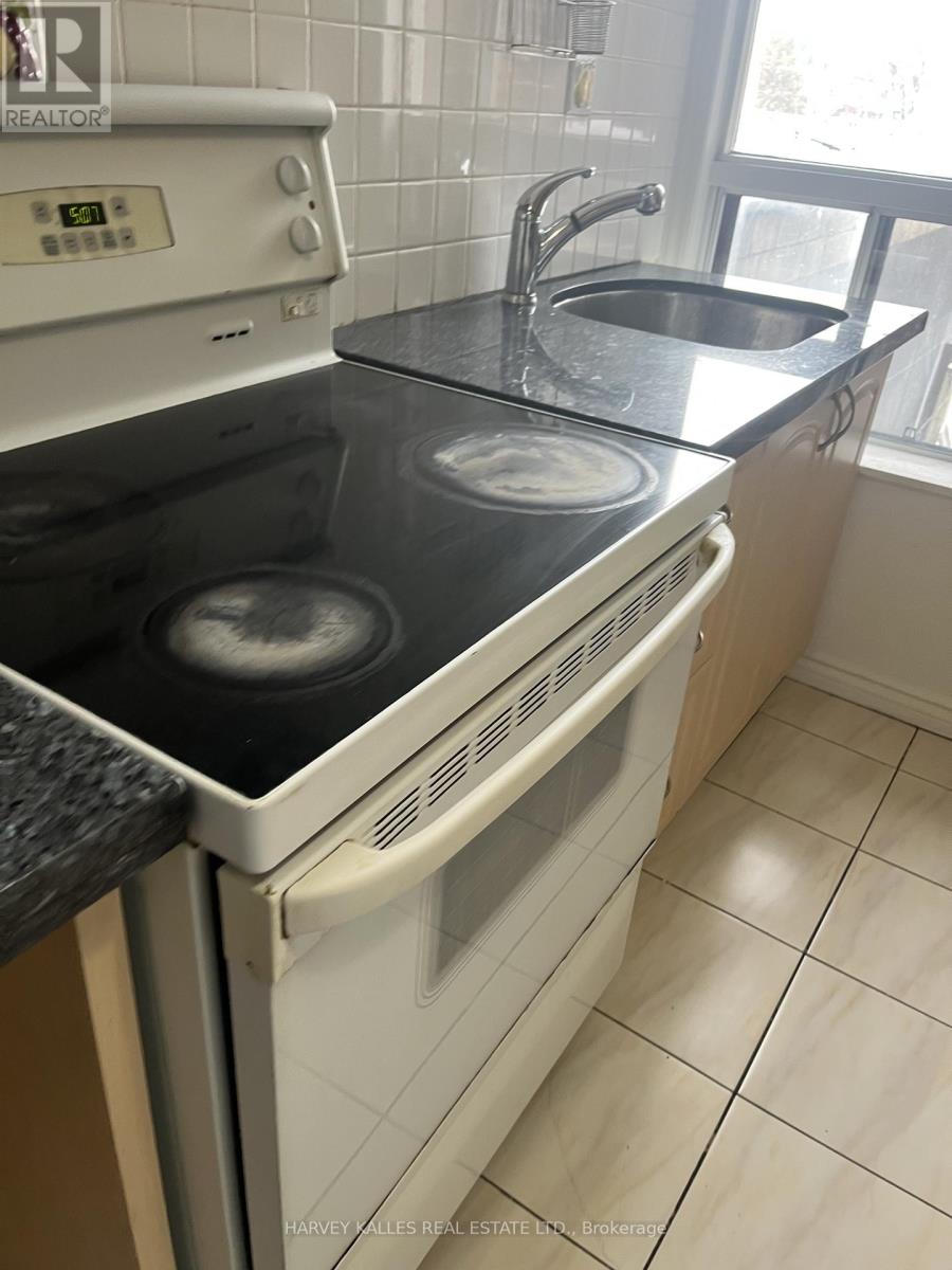 Upper - 916 Bloor Street W, Toronto, Ontario  M6H 1L1 - Photo 5 - W12803848