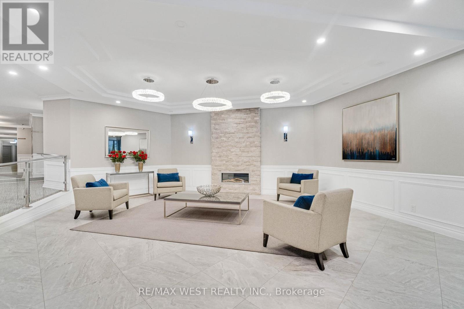 1012 - 1300 Bloor Street W, Mississauga, Ontario  L4Y 3Z2 - Photo 2 - W12803878