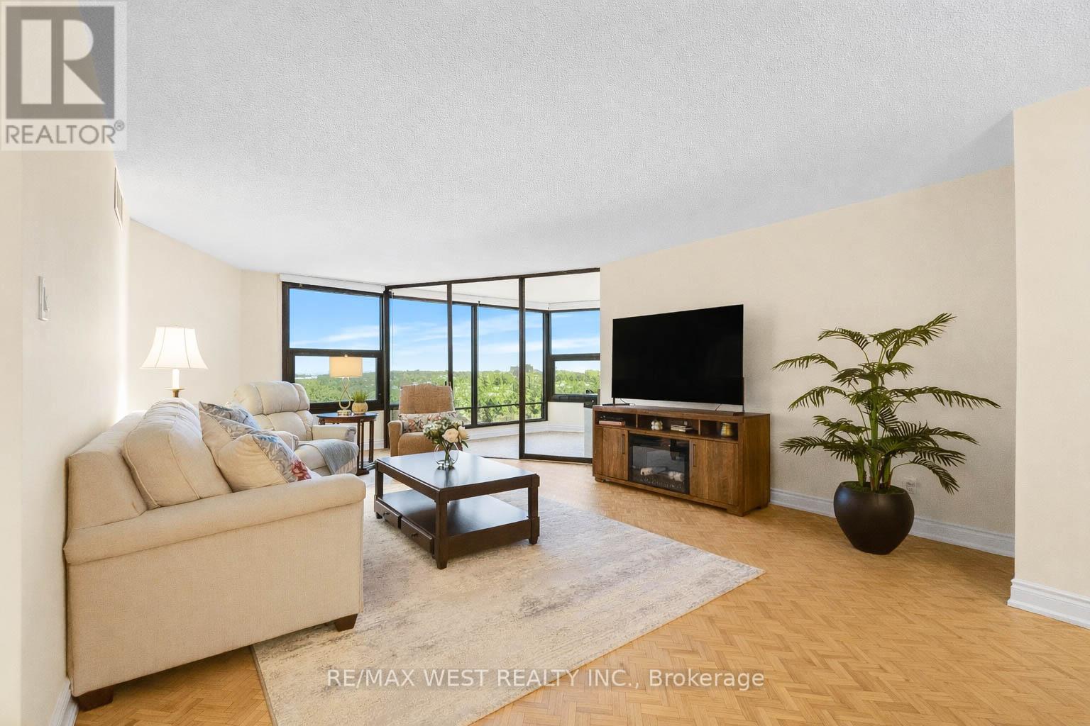 1012 - 1300 Bloor Street W, Mississauga, Ontario  L4Y 3Z2 - Photo 4 - W12803878