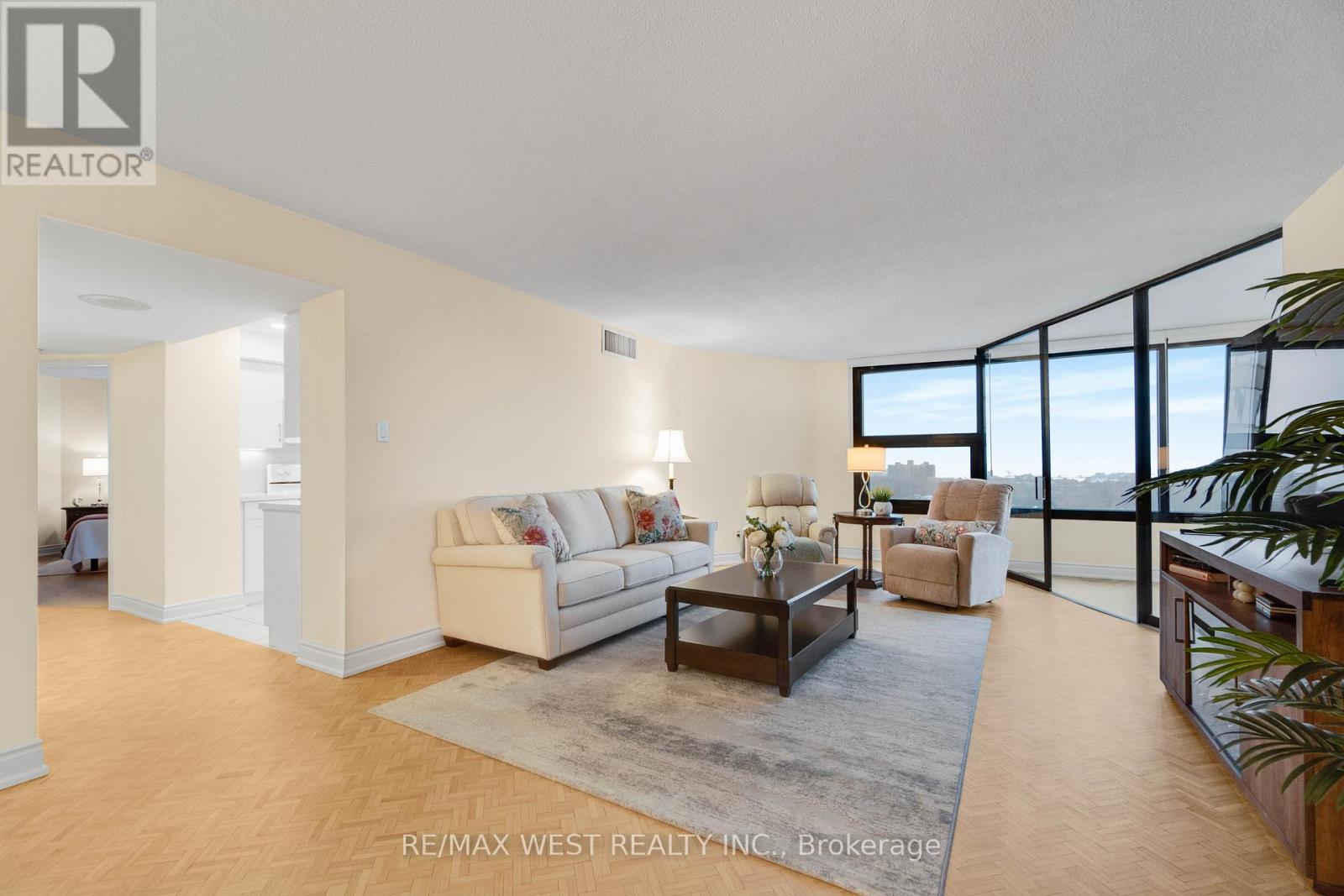 1012 - 1300 Bloor Street W, Mississauga, Ontario  L4Y 3Z2 - Photo 5 - W12803878