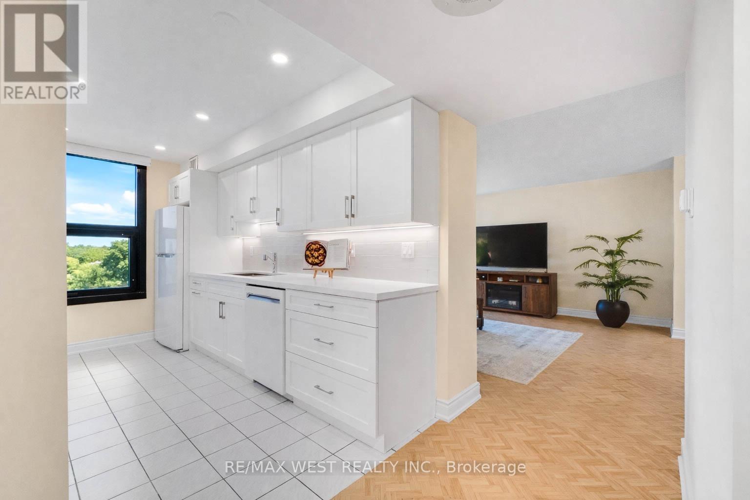 1012 - 1300 Bloor Street W, Mississauga, Ontario  L4Y 3Z2 - Photo 8 - W12803878