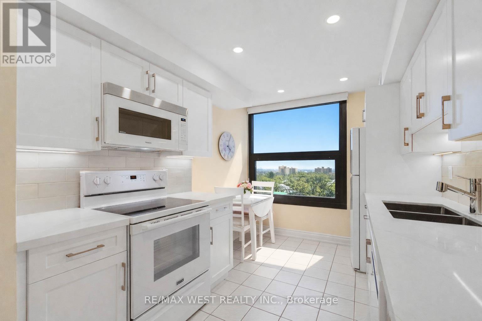 1012 - 1300 Bloor Street W, Mississauga, Ontario  L4Y 3Z2 - Photo 9 - W12803878