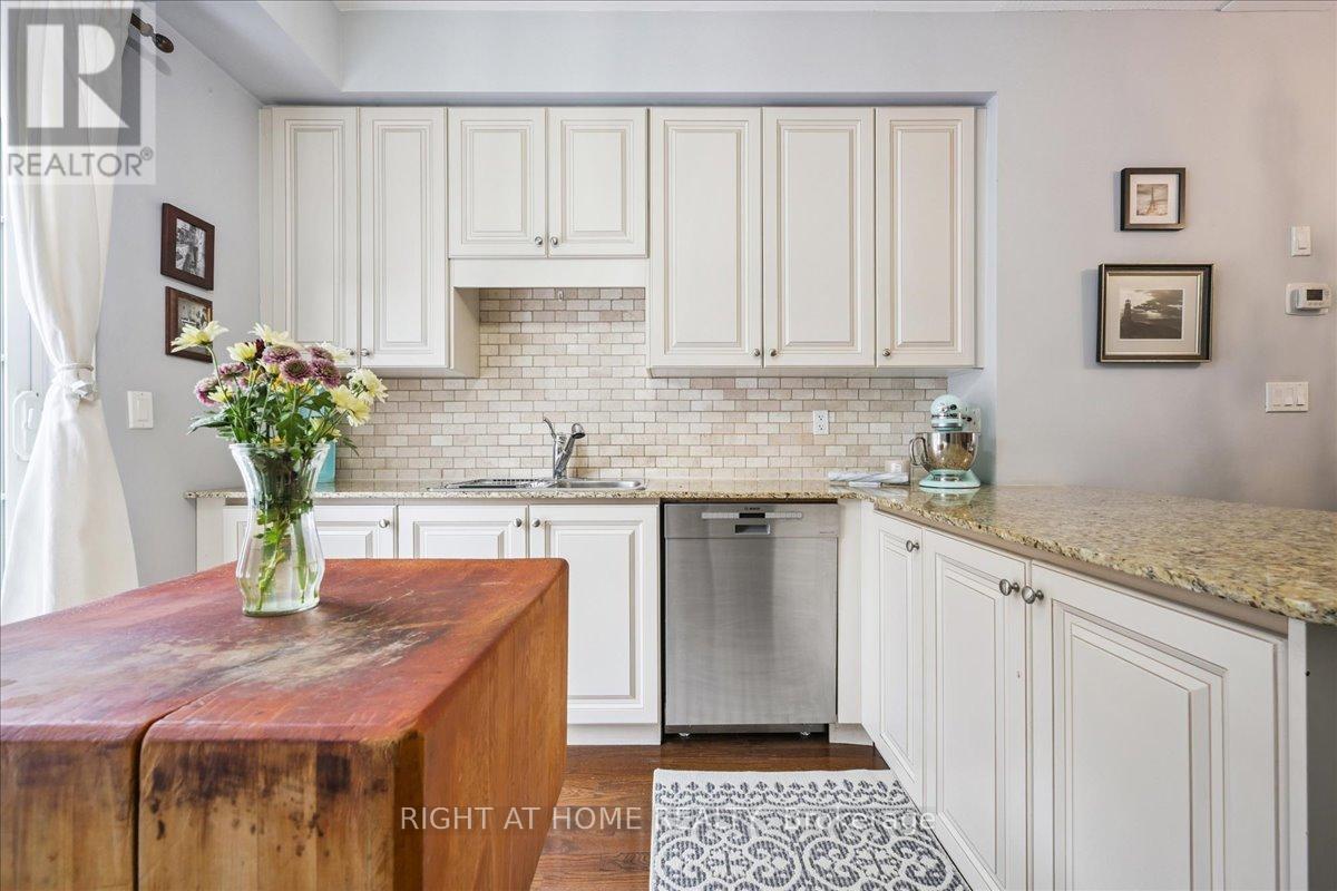 Th 2 - 101 The Queensway, Toronto, Ontario  M8Z 0H1 - Photo 12 - W12803890