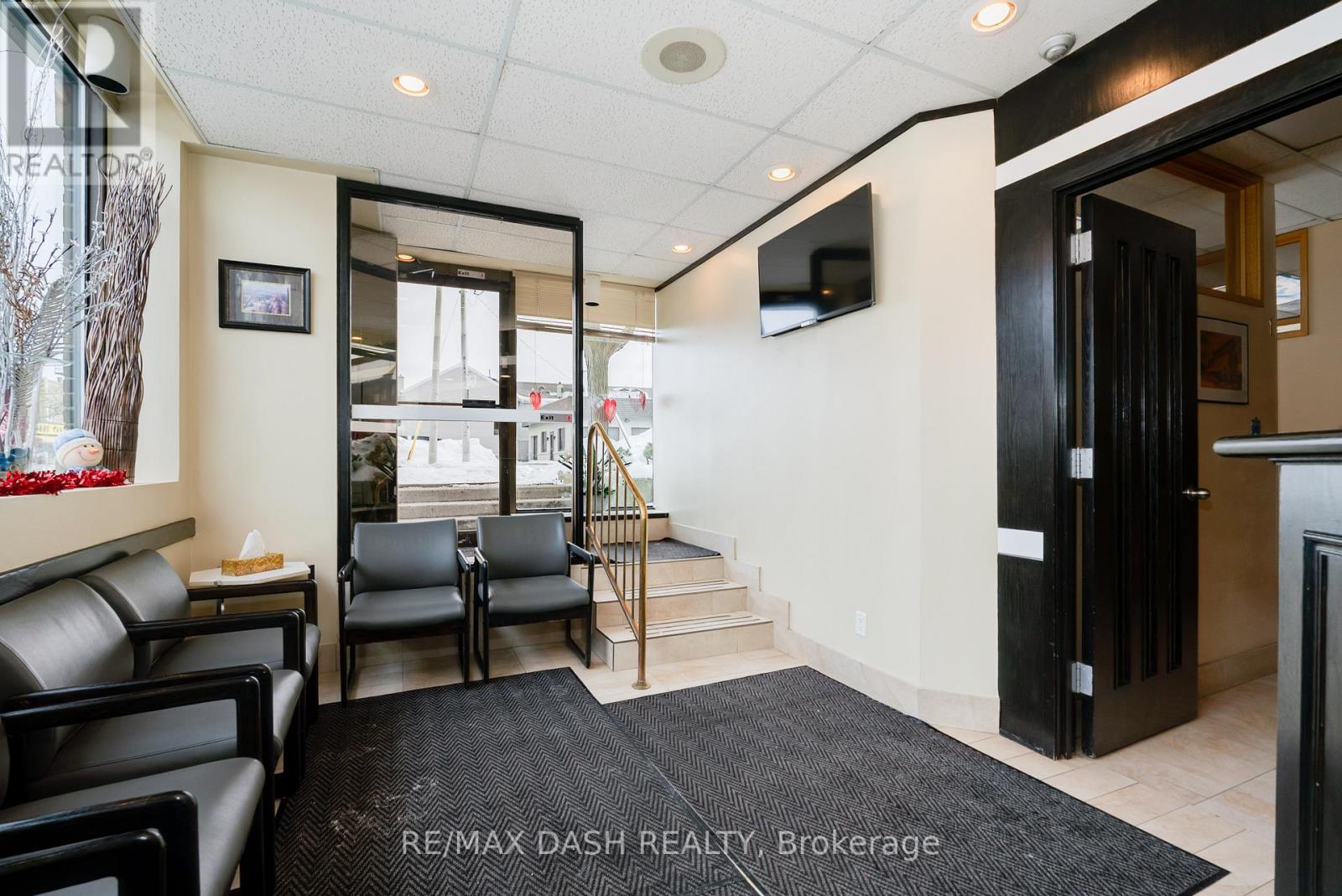 B - 2373 Bloor Street W, Toronto (High Park-Swansea), Ontario  M6S 1P6 - Photo 2 - W12803908