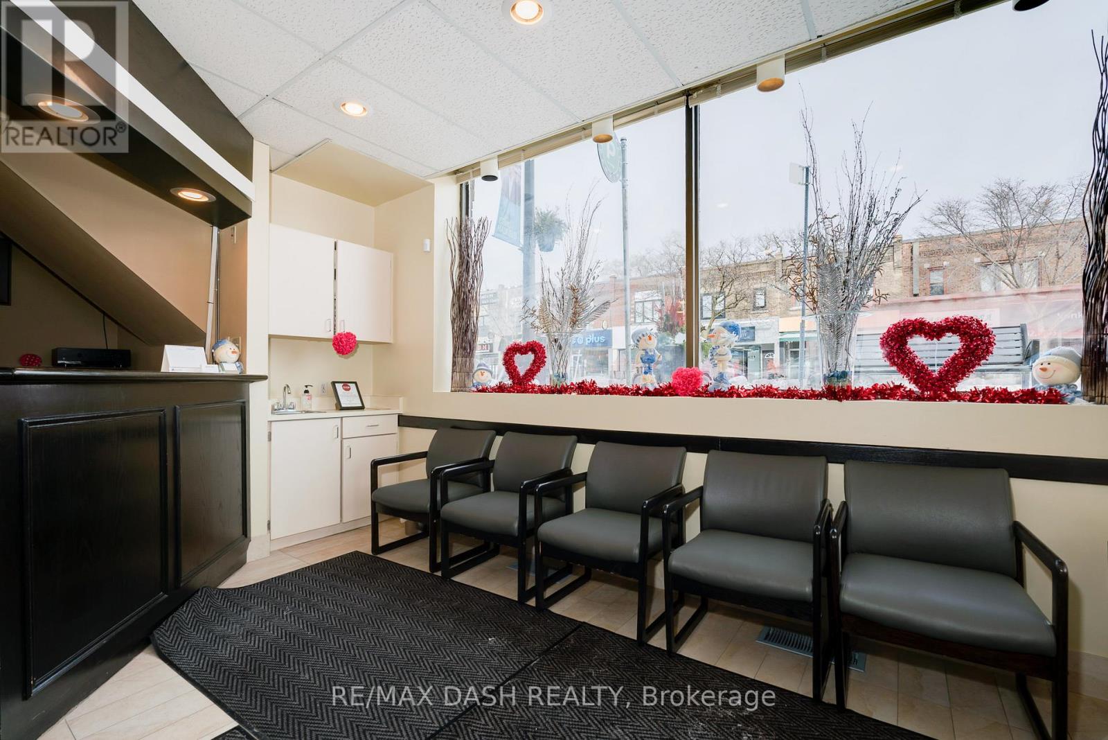 B - 2373 Bloor Street W, Toronto (High Park-Swansea), Ontario  M6S 1P6 - Photo 4 - W12803908