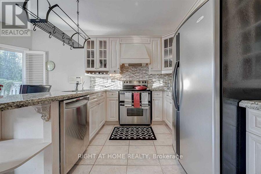 2923 Duncairn Drive, Mississauga, Ontario  L5M 5V7 - Photo 10 - W12803914