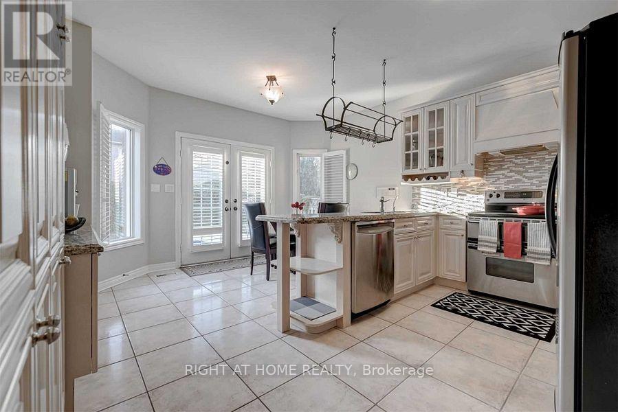 2923 Duncairn Drive, Mississauga, Ontario  L5M 5V7 - Photo 12 - W12803914