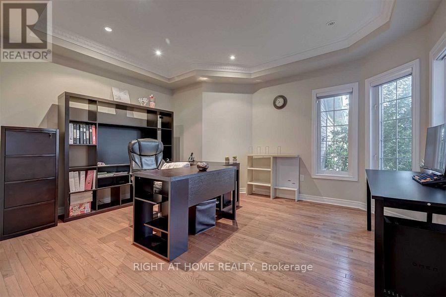 2923 Duncairn Drive, Mississauga, Ontario  L5M 5V7 - Photo 3 - W12803914