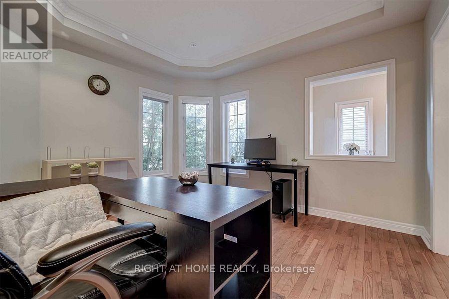 2923 Duncairn Drive, Mississauga, Ontario  L5M 5V7 - Photo 4 - W12803914