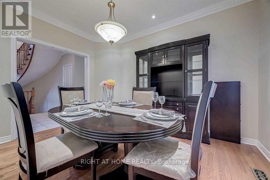 2923 Duncairn Drive, Mississauga, Ontario  L5M 5V7 - Photo 6 - W12803914