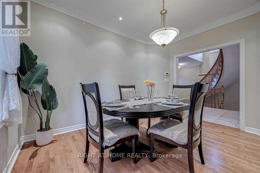 2923 Duncairn Drive, Mississauga, Ontario  L5M 5V7 - Photo 7 - W12803914