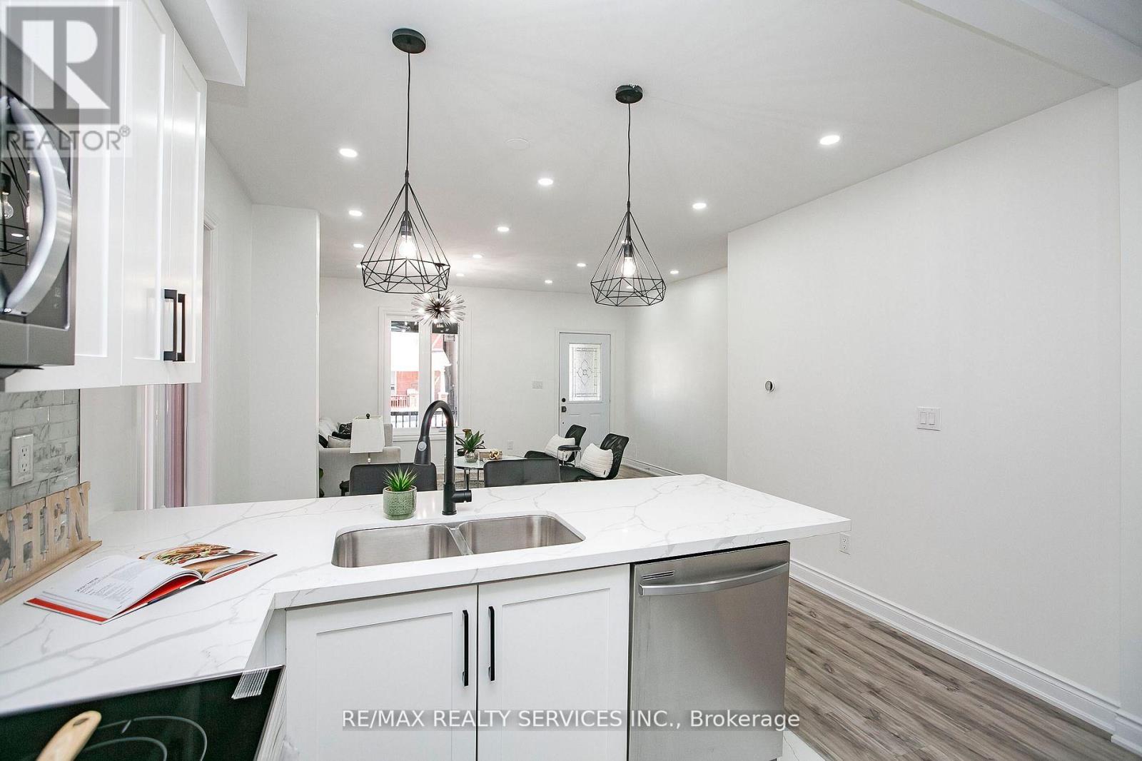 20 Somerset Avenue E, Hamilton, Ontario  L8L 2L5 - Photo 12 - X12803906