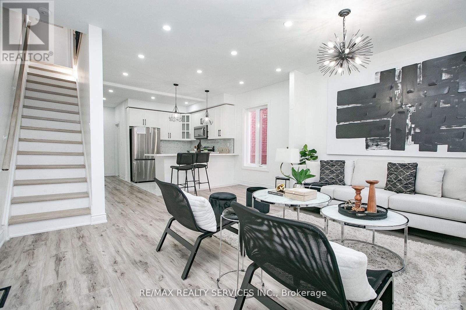 20 Somerset Avenue E, Hamilton, Ontario  L8L 2L5 - Photo 4 - X12803906