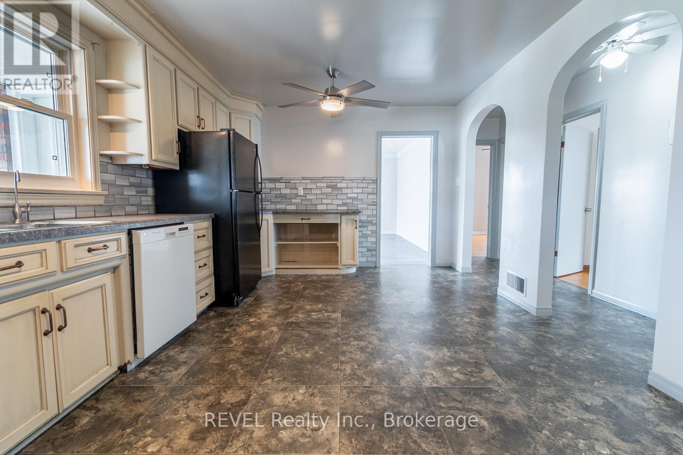 181 Cross Street, Port Colborne (Killaly East), Ontario  L3K 1L7 - Photo 6 - X12804008