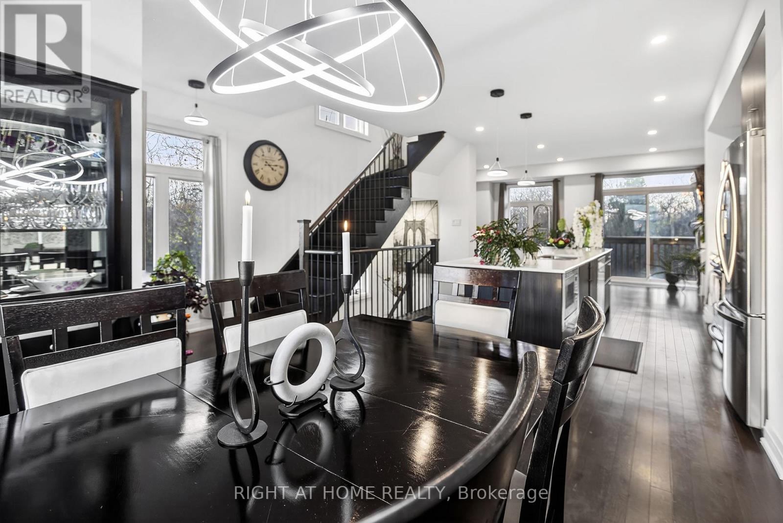 1802 Mitoff Place, Mississauga, Ontario L4W 0E8 - Photo 4 - W12803962