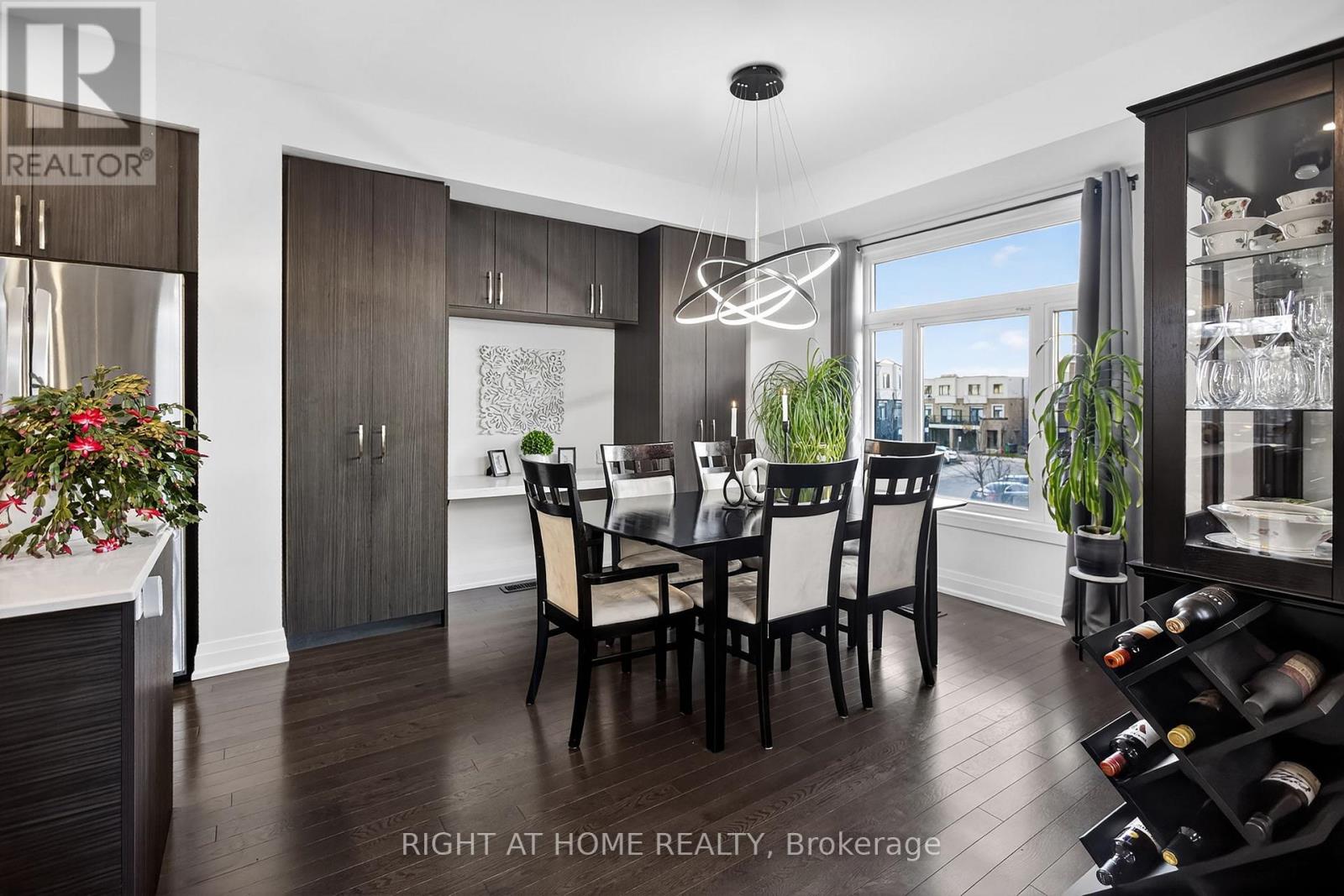 1802 Mitoff Place, Mississauga, Ontario L4W 0E8 - Photo 5 - W12803962