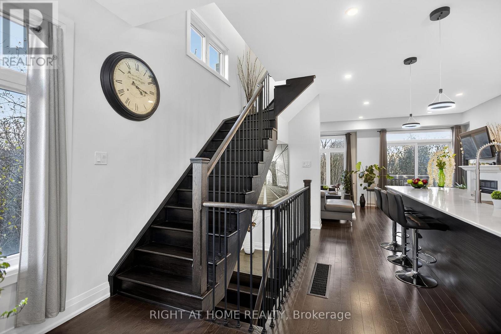 1802 Mitoff Place, Mississauga, Ontario L4W 0E8 - Photo 8 - W12803962