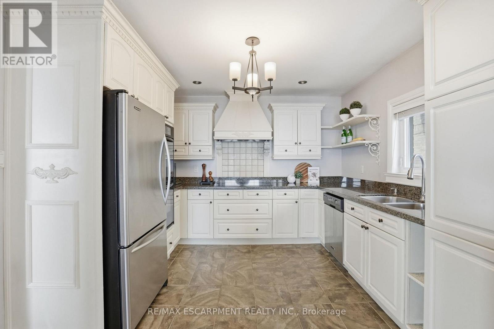 104 Cumberland Drive, Mississauga, Ontario  L5G 3M8 - Photo 14 - W12803988