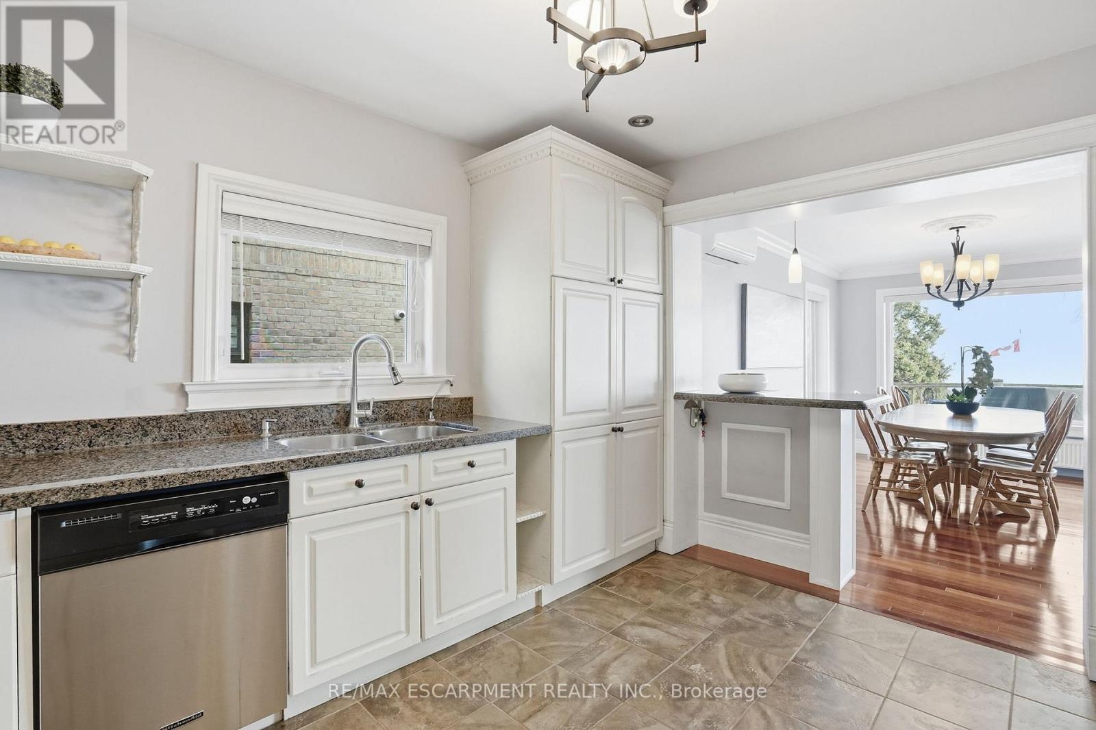 104 Cumberland Drive, Mississauga, Ontario  L5G 3M8 - Photo 17 - W12803988