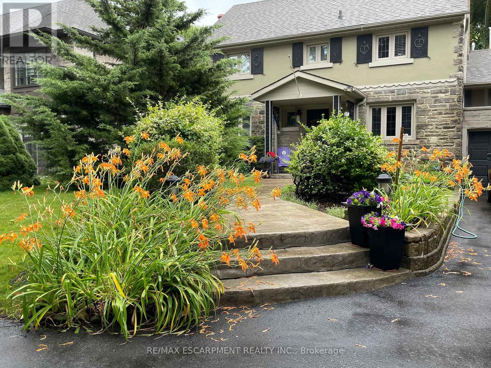 104 Cumberland Drive, Mississauga, Ontario  L5G 3M8 - Photo 2 - W12803988