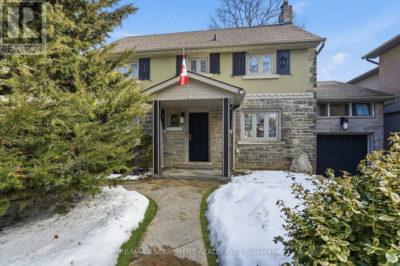 104 Cumberland Drive, Mississauga, Ontario  L5G 3M8 - Photo 3 - W12803988