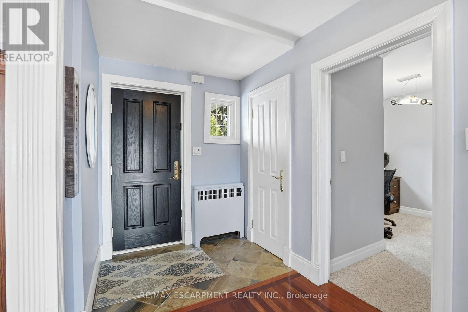 104 Cumberland Drive, Mississauga, Ontario  L5G 3M8 - Photo 4 - W12803988