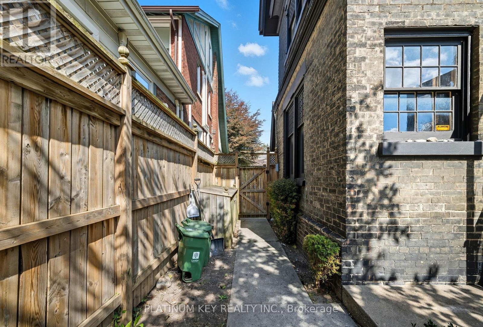 603 Queens Avenue, London East, Ontario N6B 1Y9 - Photo 3 - X12391851