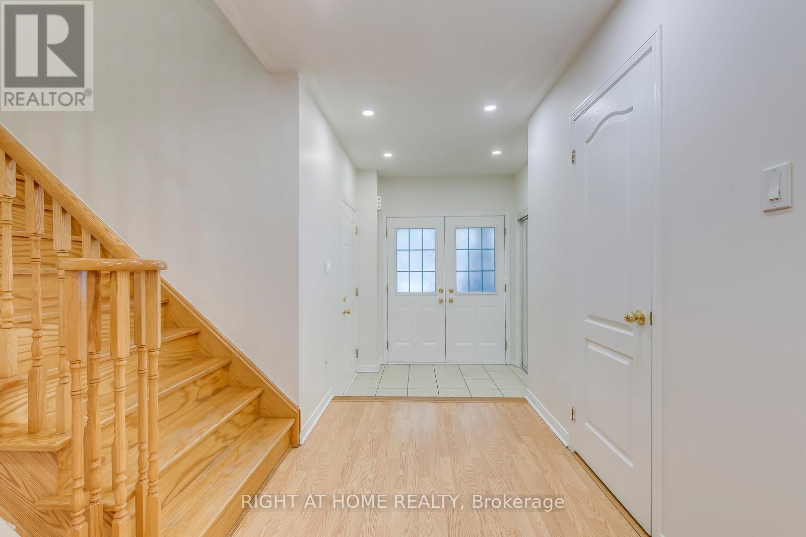 15 Eagle Trace Drive, Brampton, Ontario  L6R 0M3 - Photo 4 - W12804038