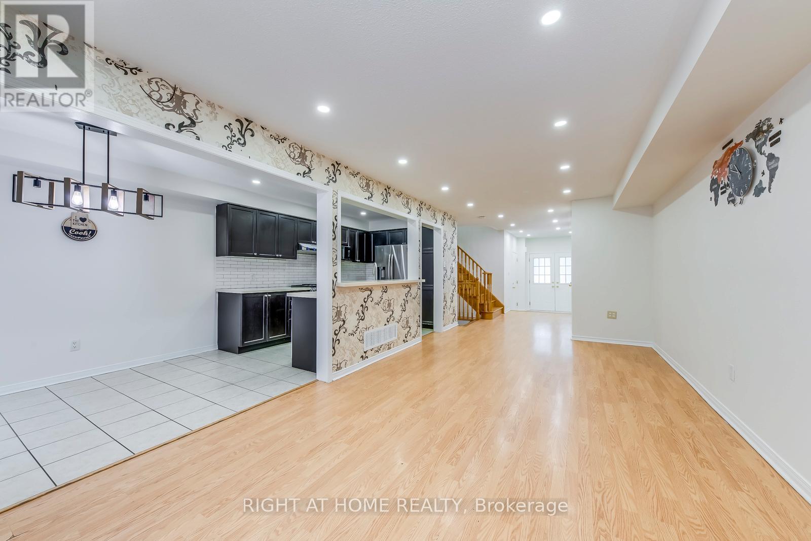 15 Eagle Trace Drive, Brampton, Ontario  L6R 0M3 - Photo 5 - W12804038