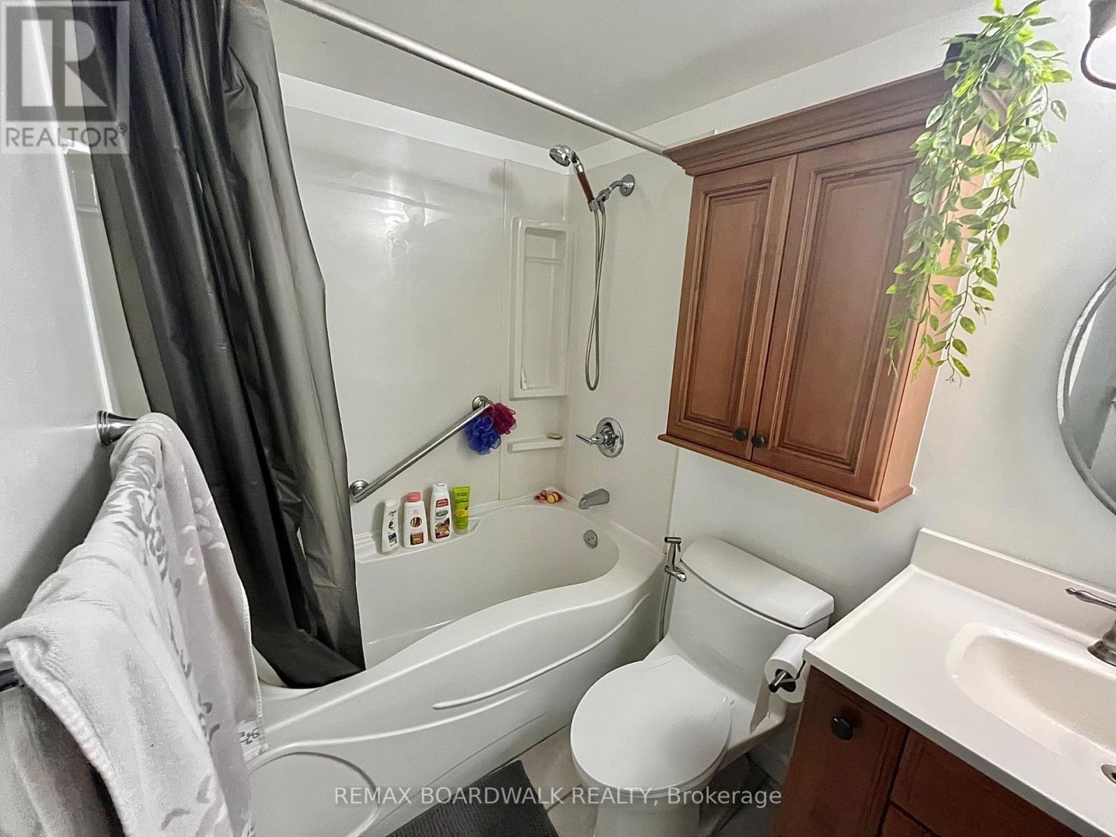 407 - 555 Brittany Drive, Ottawa, Ontario  K1K 4C5 - Photo 8 - X12804150