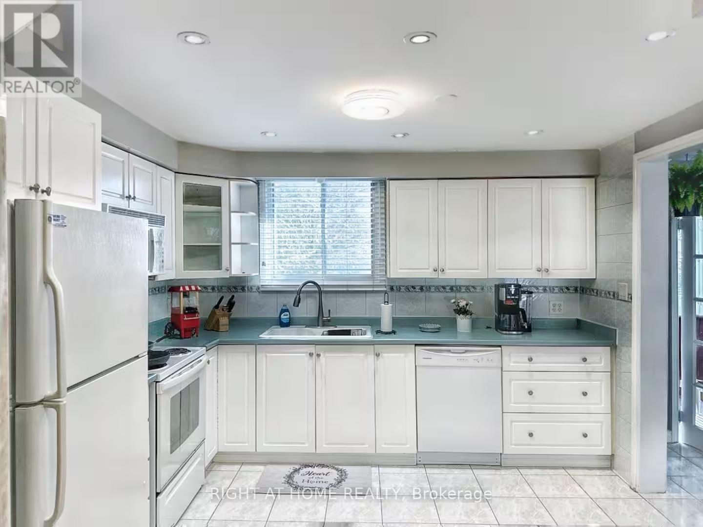 109 Yongehurst Road, Richmond Hill, Ontario  L4C 3T3 - Photo 7 - N12804122