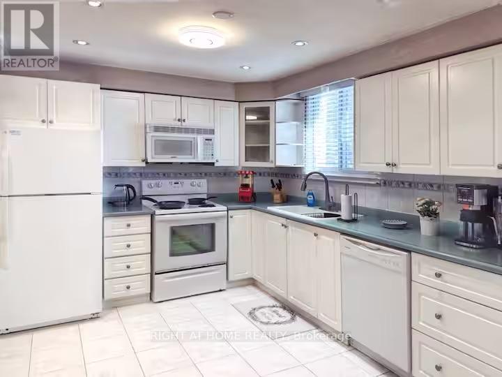 109 Yongehurst Road, Richmond Hill, Ontario  L4C 3T3 - Photo 8 - N12804122