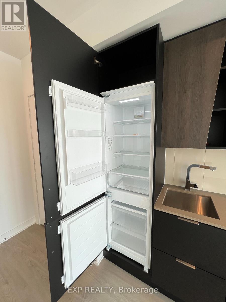 1905 - 3900 Confederation Parkway, Mississauga, Ontario  L5B 0K7 - Photo 6 - W12804070