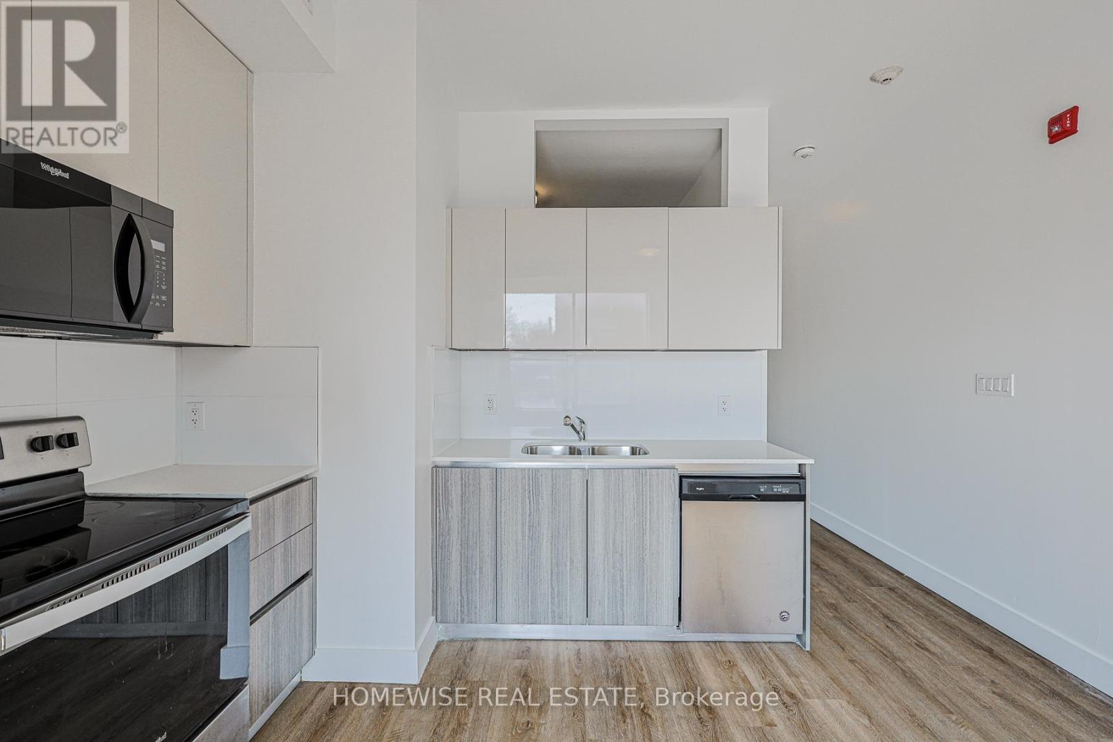 201 - 3020 Dundas Street W, Toronto, Ontario  M6P 1Z3 - Photo 7 - W12804084