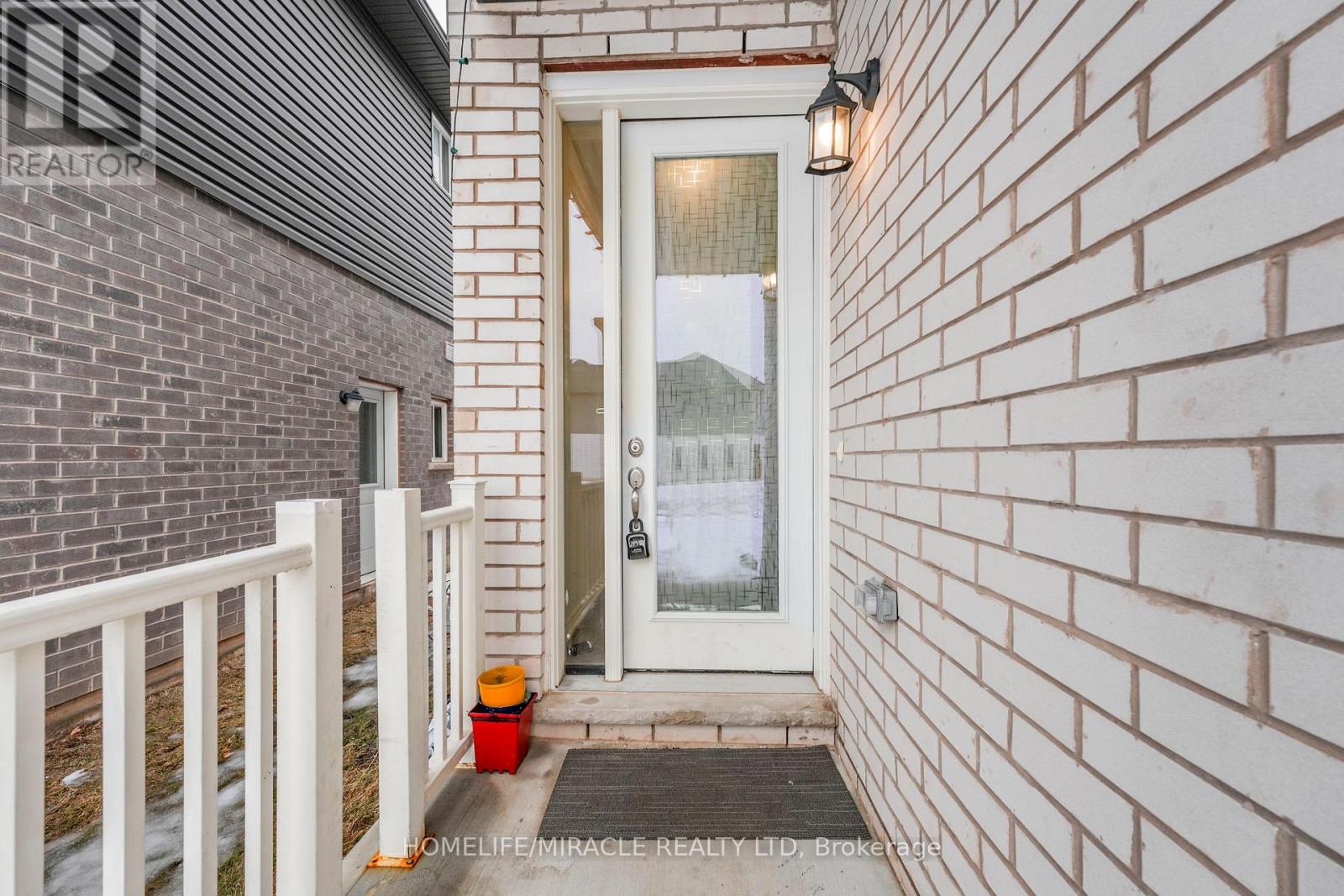 35 Caroline Street, Welland, Ontario  L3B 0J8 - Photo 3 - X12804148