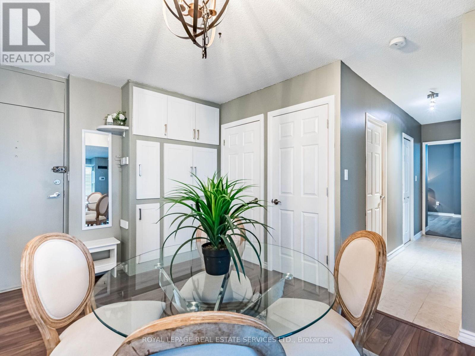 1304 - 240 Scarlett Road, Toronto, Ontario  M6N 4X4 - Photo 4 - W12804198