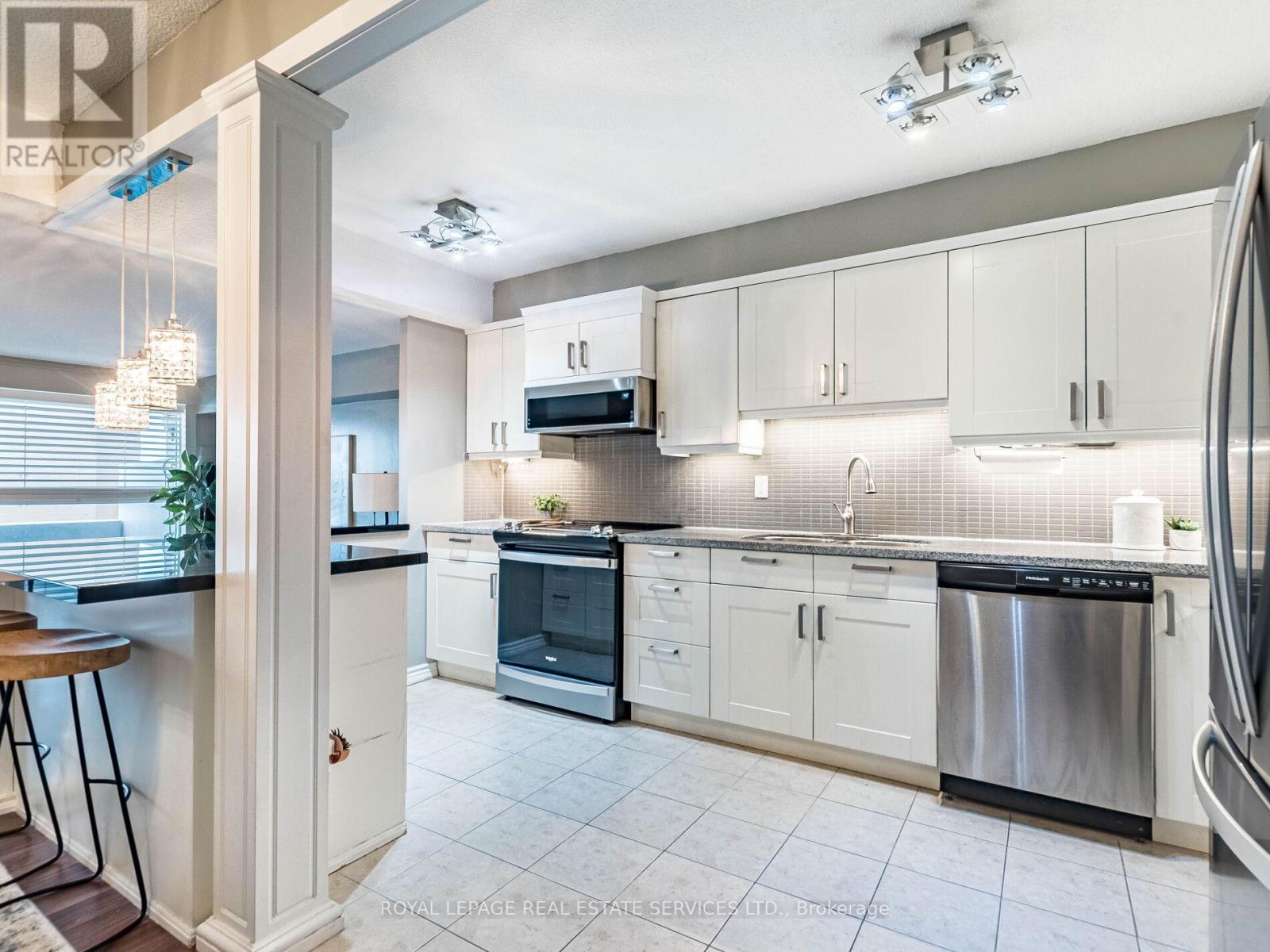 1304 - 240 Scarlett Road, Toronto, Ontario  M6N 4X4 - Photo 6 - W12804198