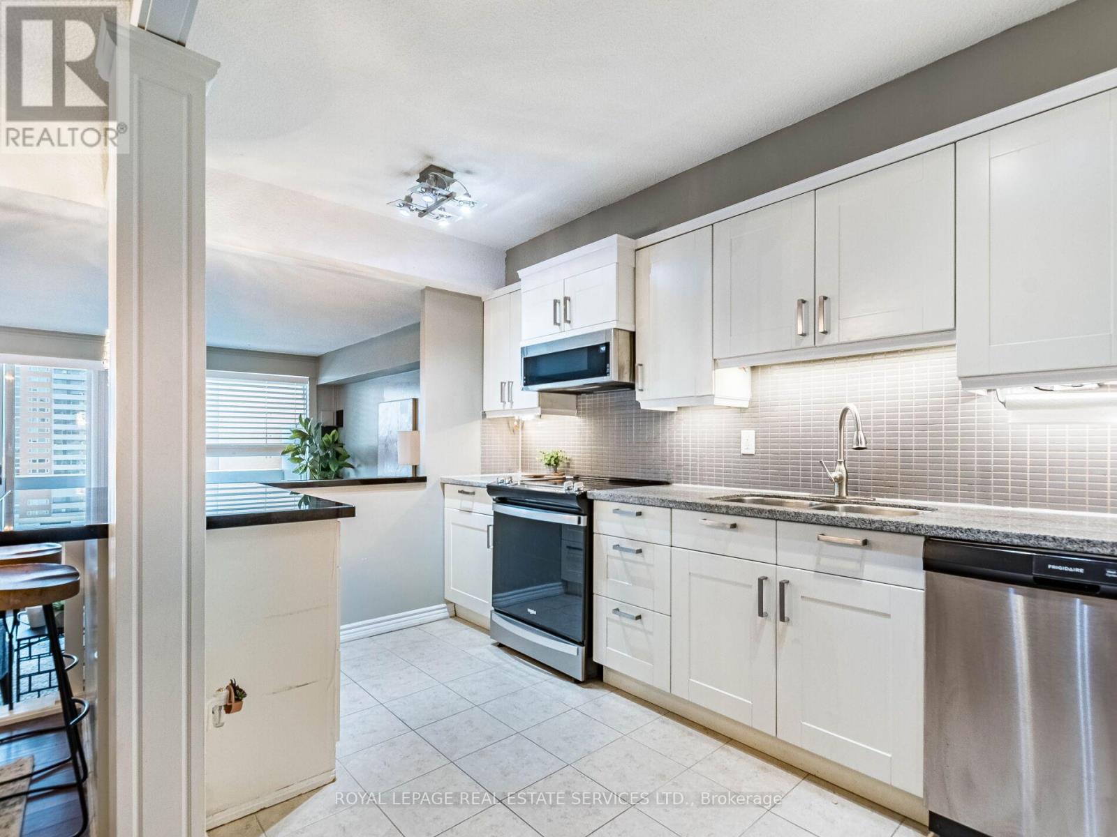 1304 - 240 Scarlett Road, Toronto, Ontario  M6N 4X4 - Photo 7 - W12804198