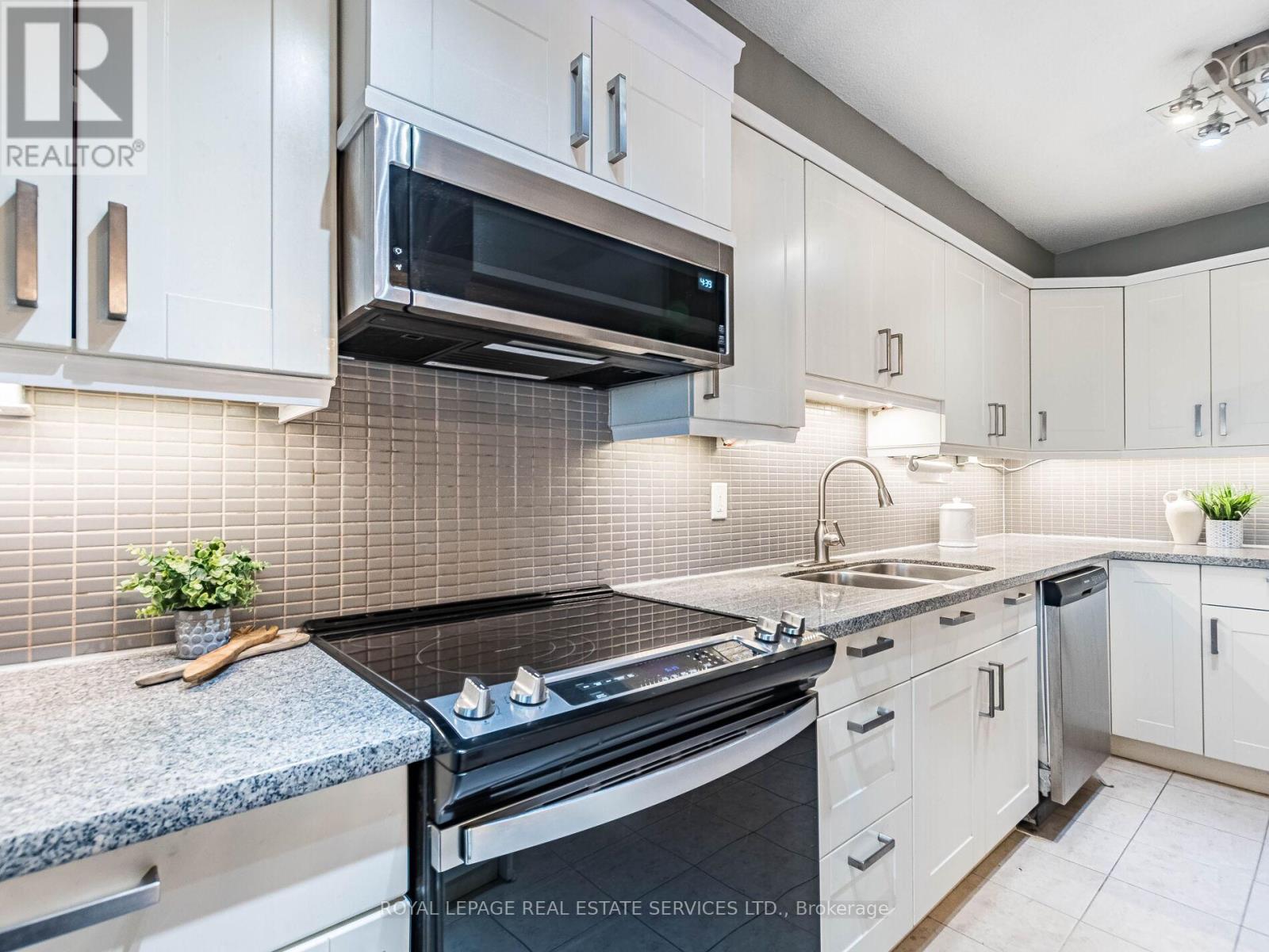 1304 - 240 Scarlett Road, Toronto, Ontario  M6N 4X4 - Photo 9 - W12804198