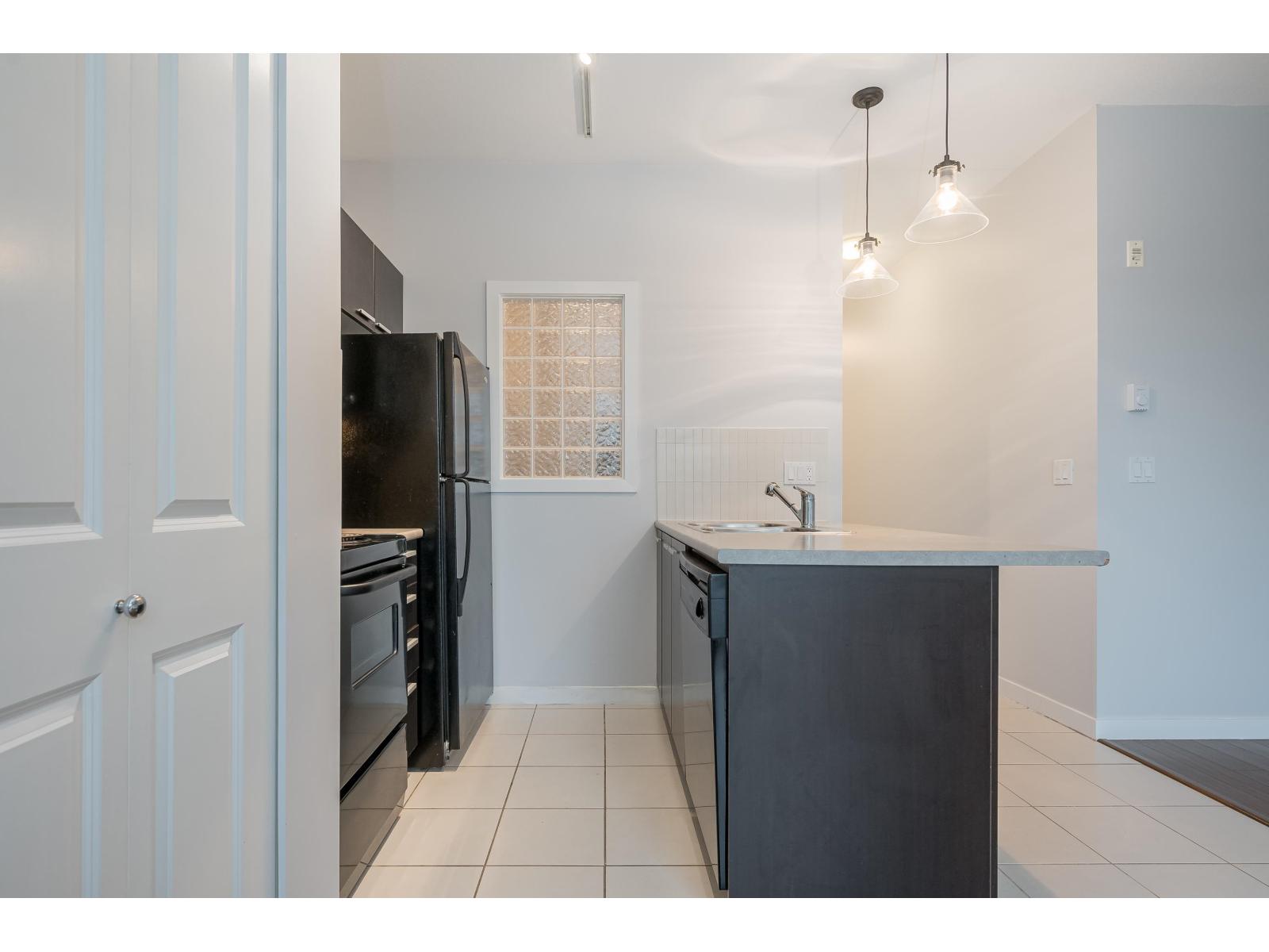 402 10455 University Drive, Surrey, British Columbia V3T 0A5 - Photo 14 - R3091842