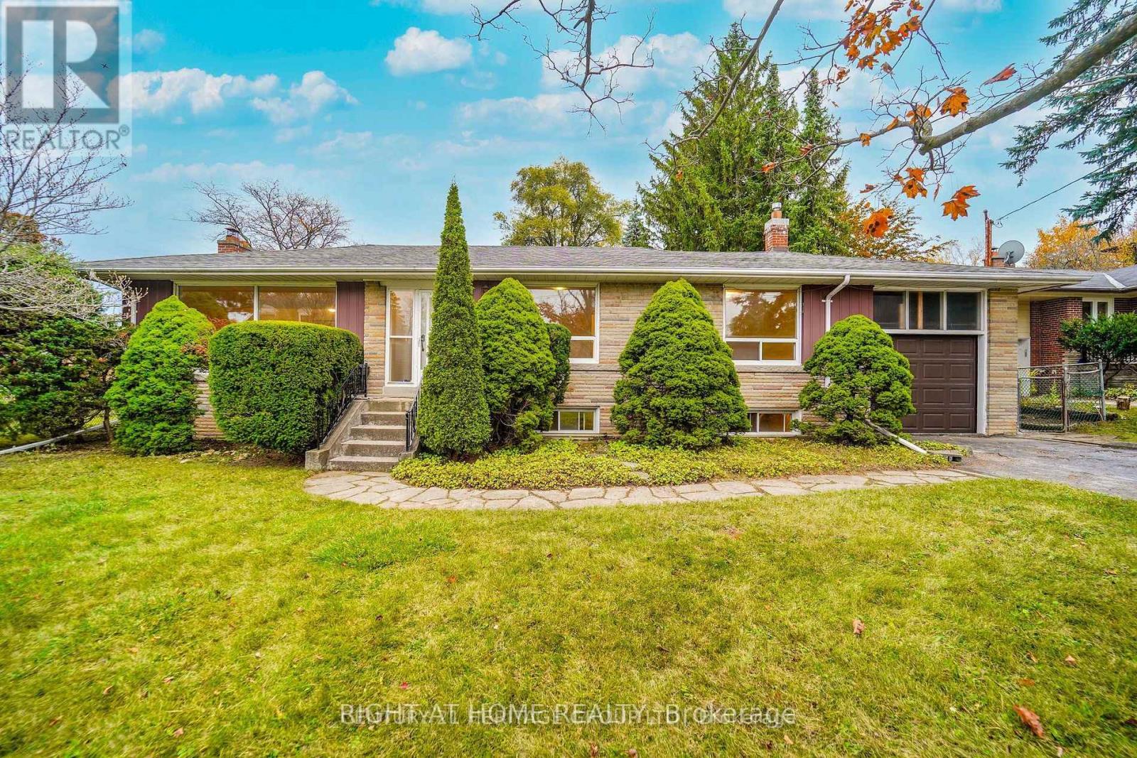 35 Caswell Drive, Toronto, Ontario  M2M 3M2 - Photo 2 - C12804224