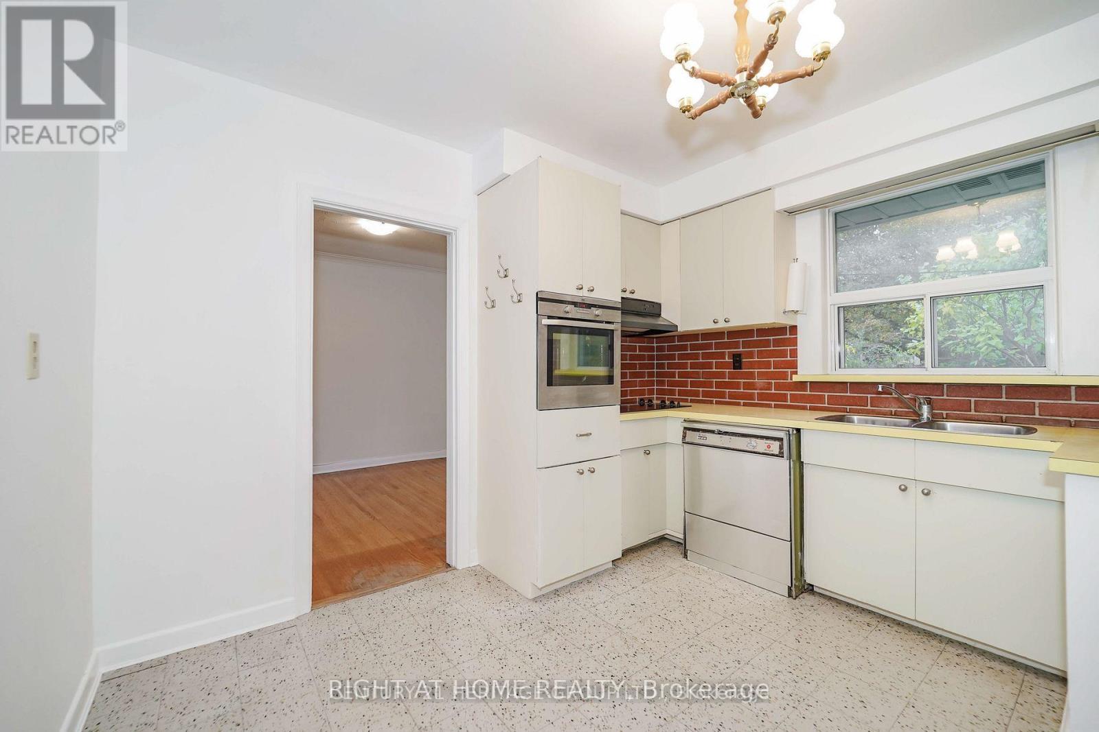 35 Caswell Drive, Toronto, Ontario  M2M 3M2 - Photo 8 - C12804224
