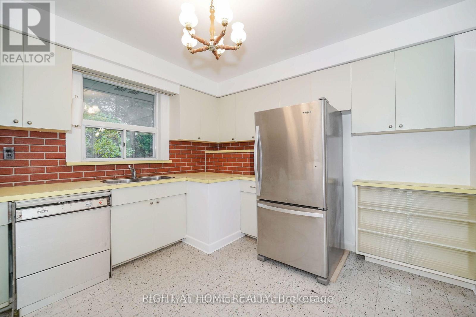 35 Caswell Drive, Toronto, Ontario  M2M 3M2 - Photo 9 - C12804224