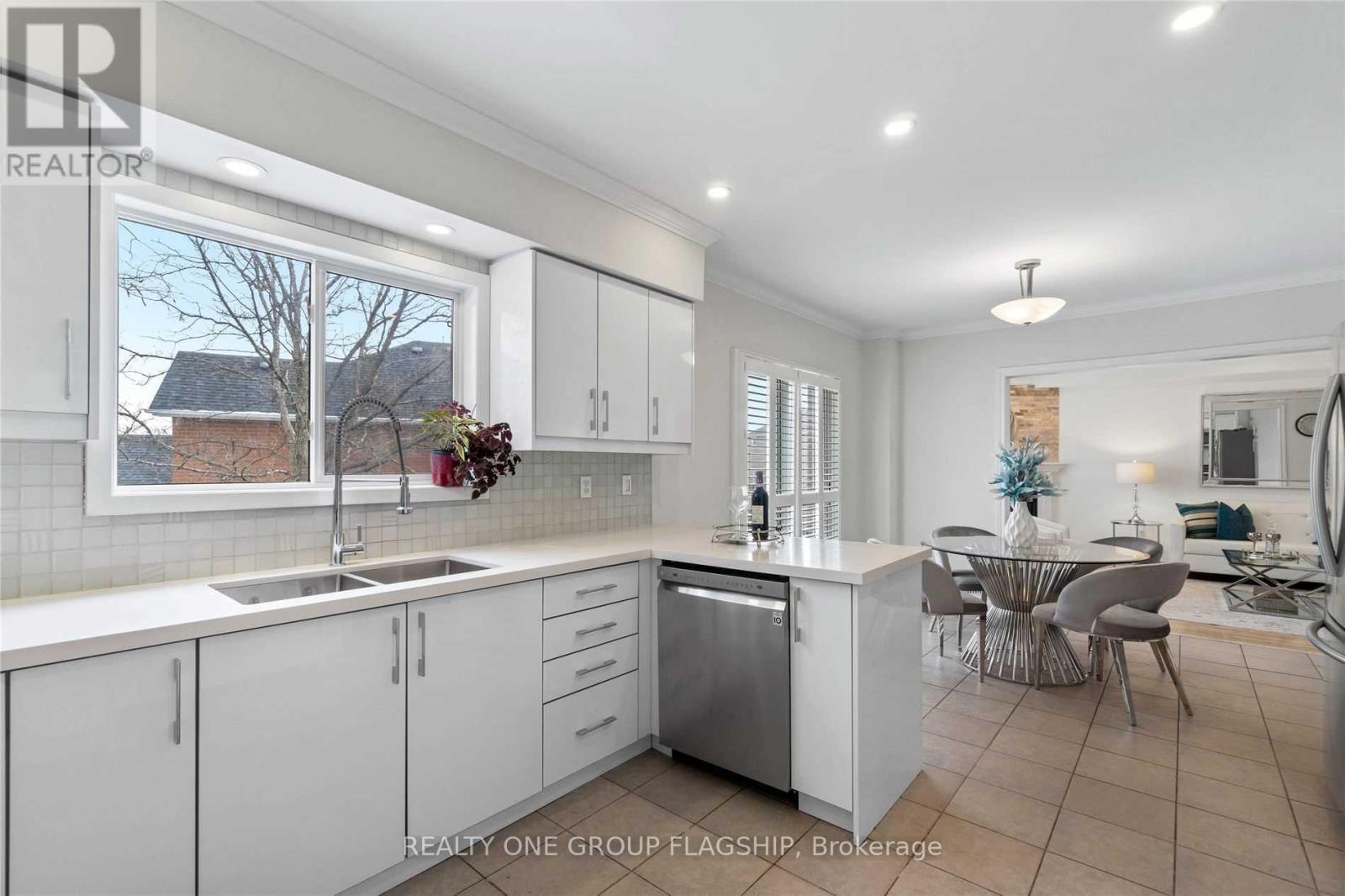 355 Carruthers Avenue, Newmarket, Ontario  L3X 2B7 - Photo 10 - N12804296