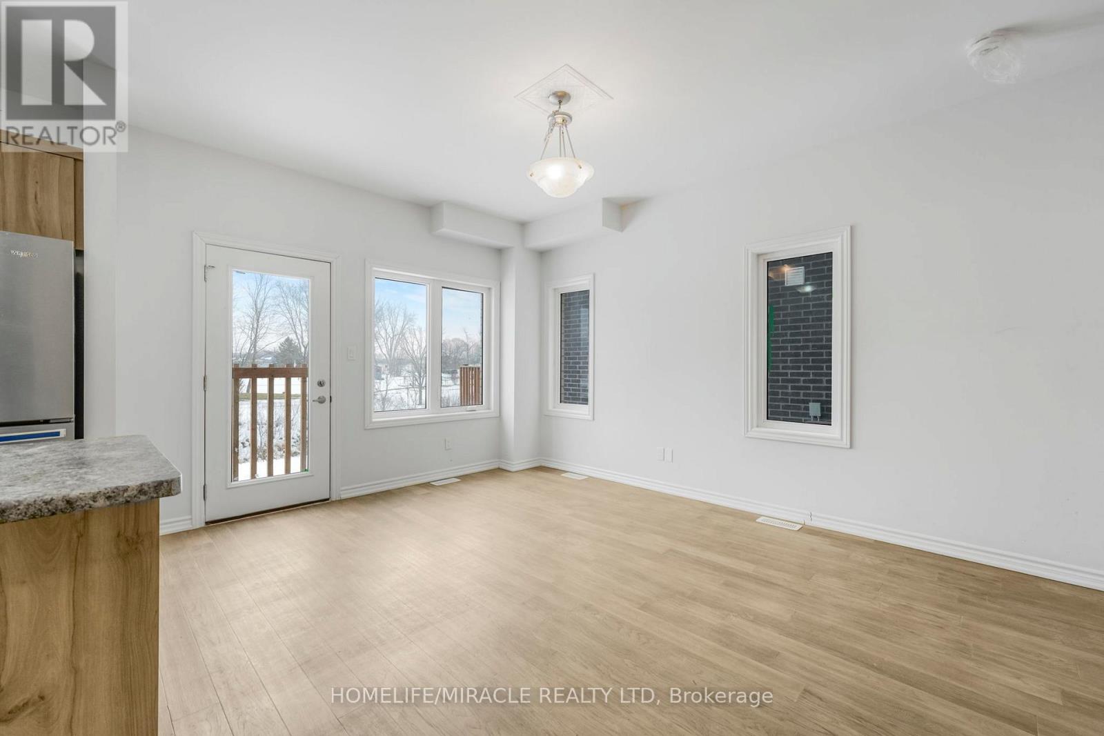 35 Caroline Street, Welland, Ontario  L3B 0J8 - Photo 11 - X12804148