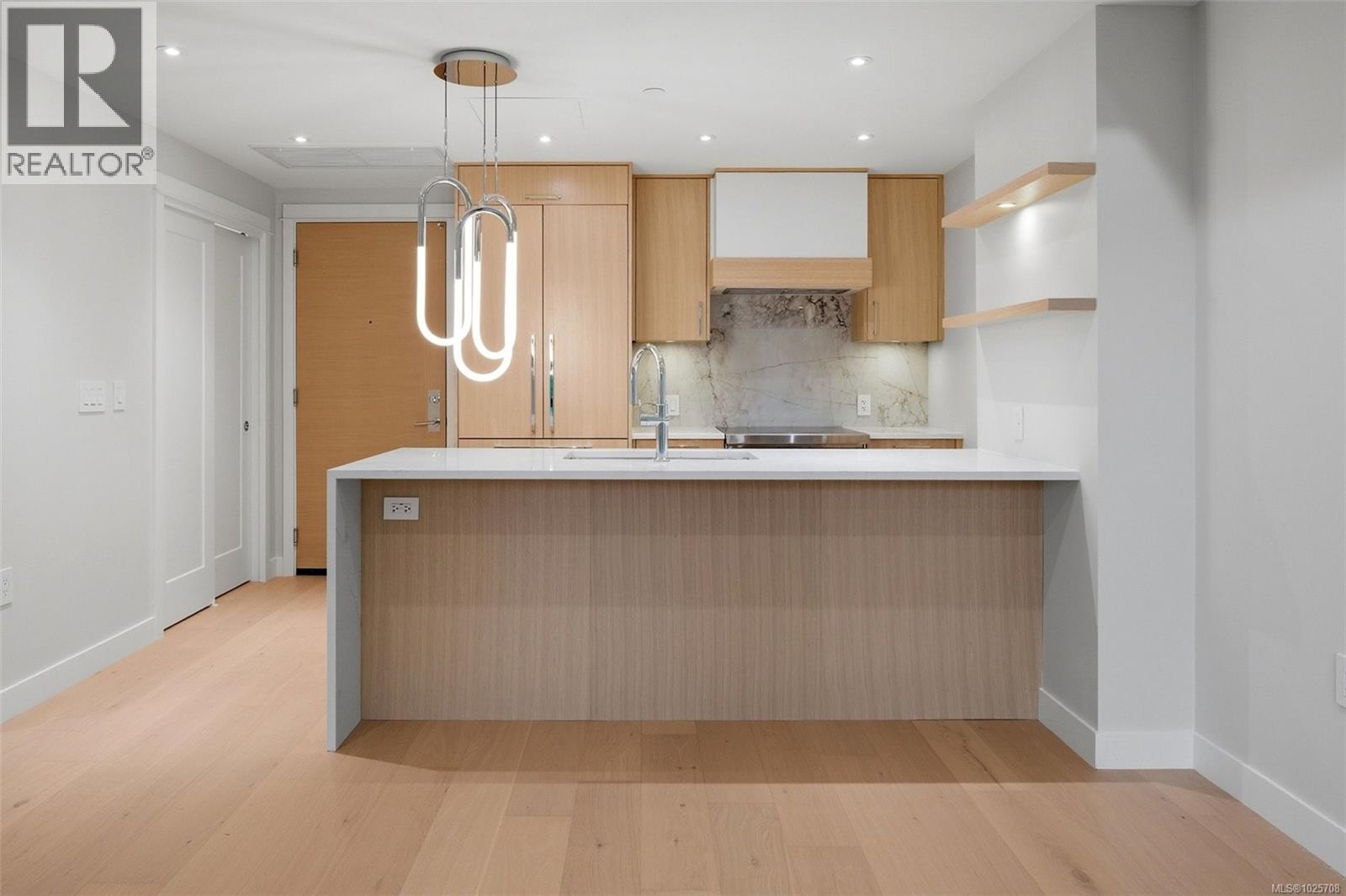 205 5229 Cordova Bay Rd, Saanich, British Columbia