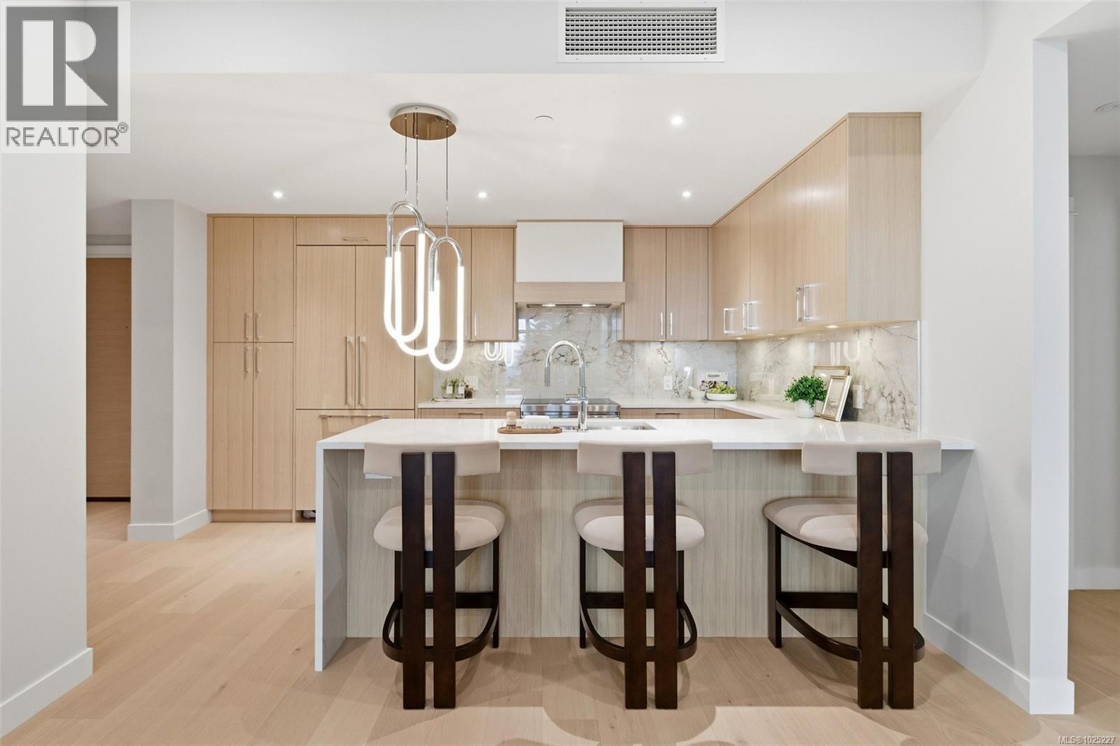 301 5229 Cordova Bay Rd, Saanich, British Columbia