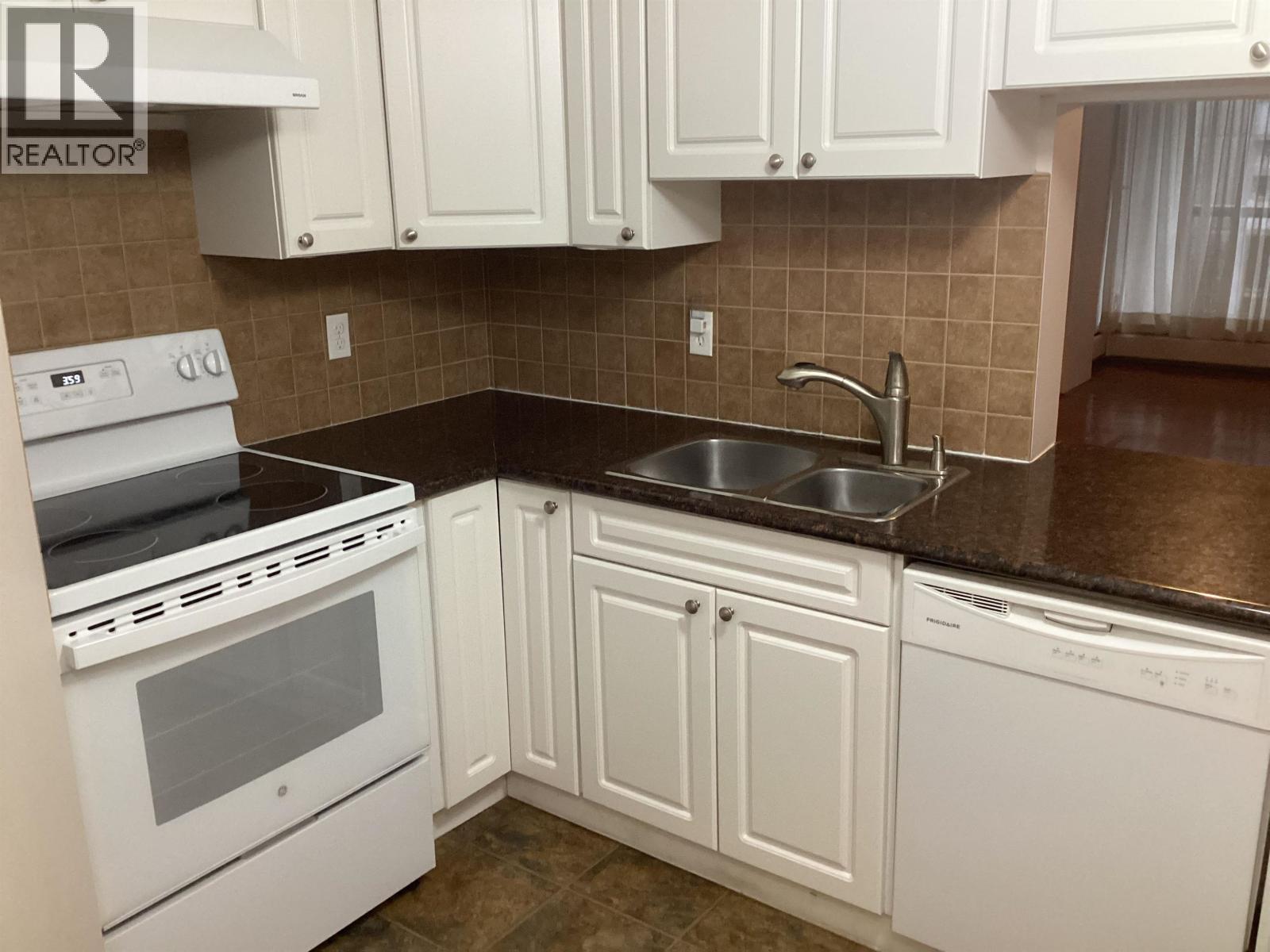 307 2024 Fullerton Avenue, North Vancouver, British Columbia  V7P 3G4 - Photo 2 - R3091862