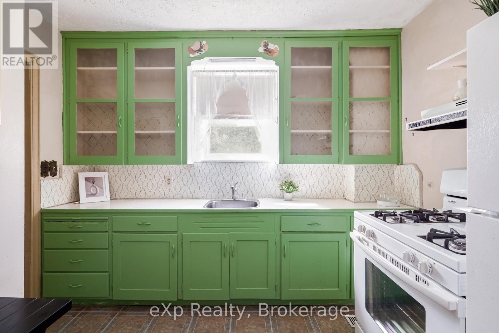 21 Elgin Street, Southwest Middlesex, Ontario  N0L 1A0 - Photo 11 - X12804378