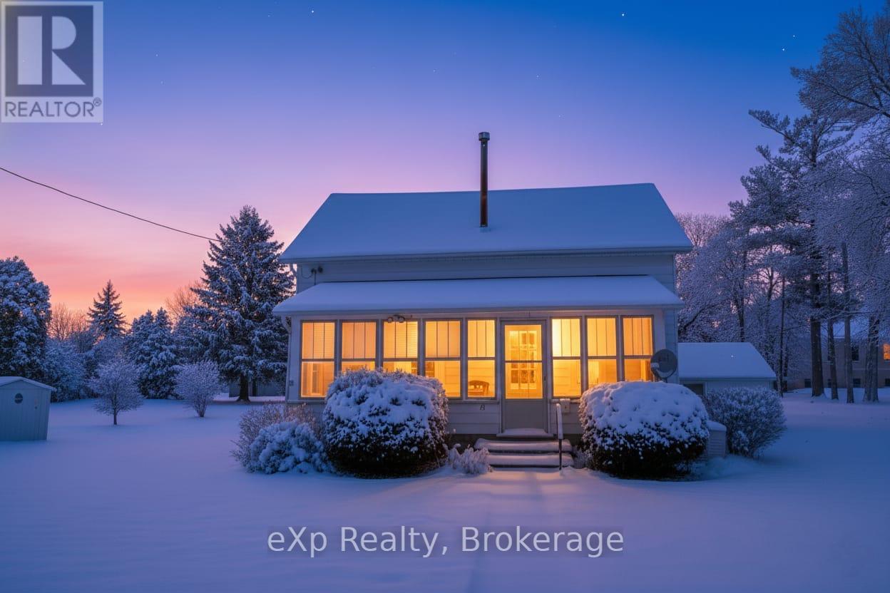 21 Elgin Street, Southwest Middlesex, Ontario  N0L 1A0 - Photo 3 - X12804378